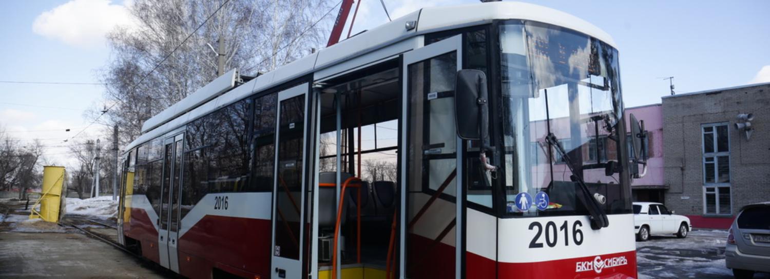 Первый в этом году белорусский трамвай привезли в Новосибирск