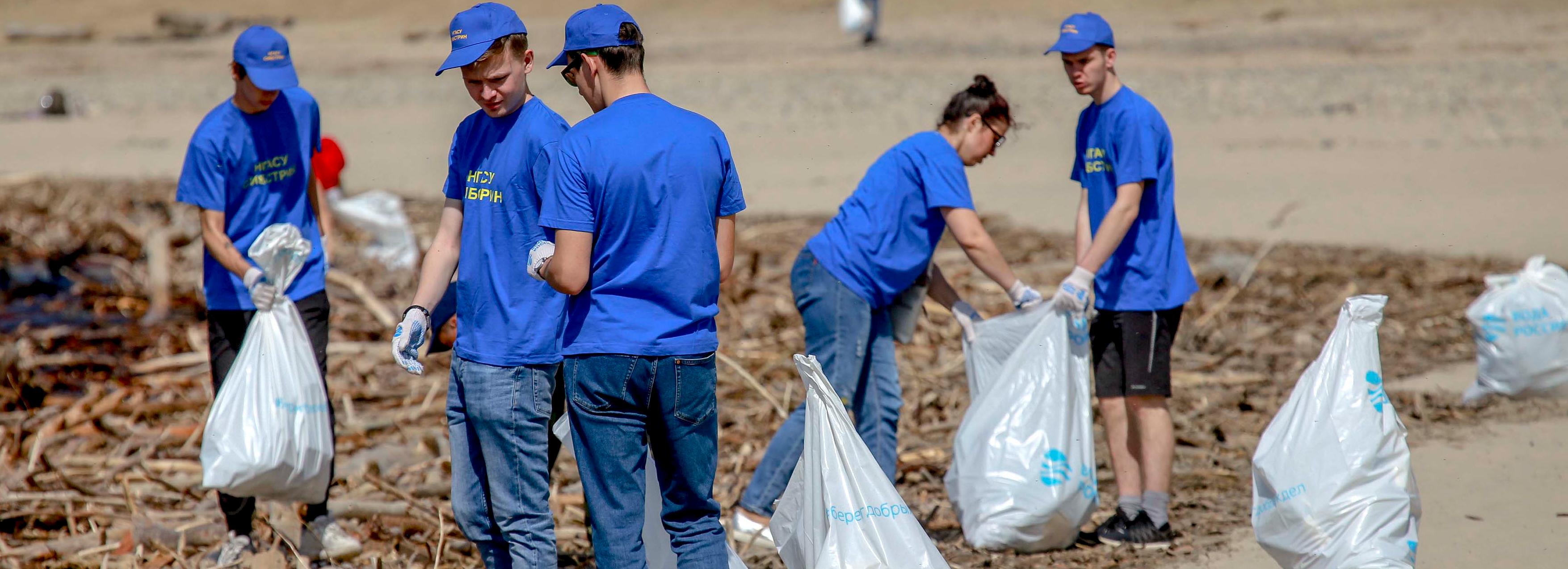 Масштабной уборкой на пляже Академгородка завершился форум «СибЭкоПром»