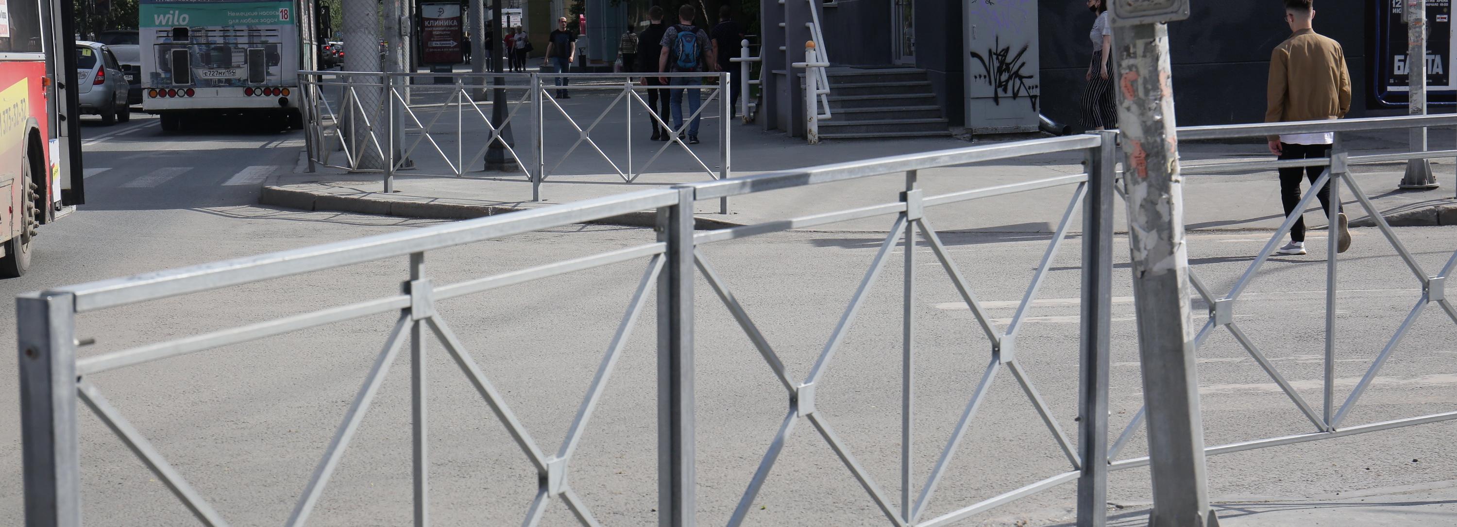 10 000 метров дорожных ограждений вымыли в Новосибирске за сутки