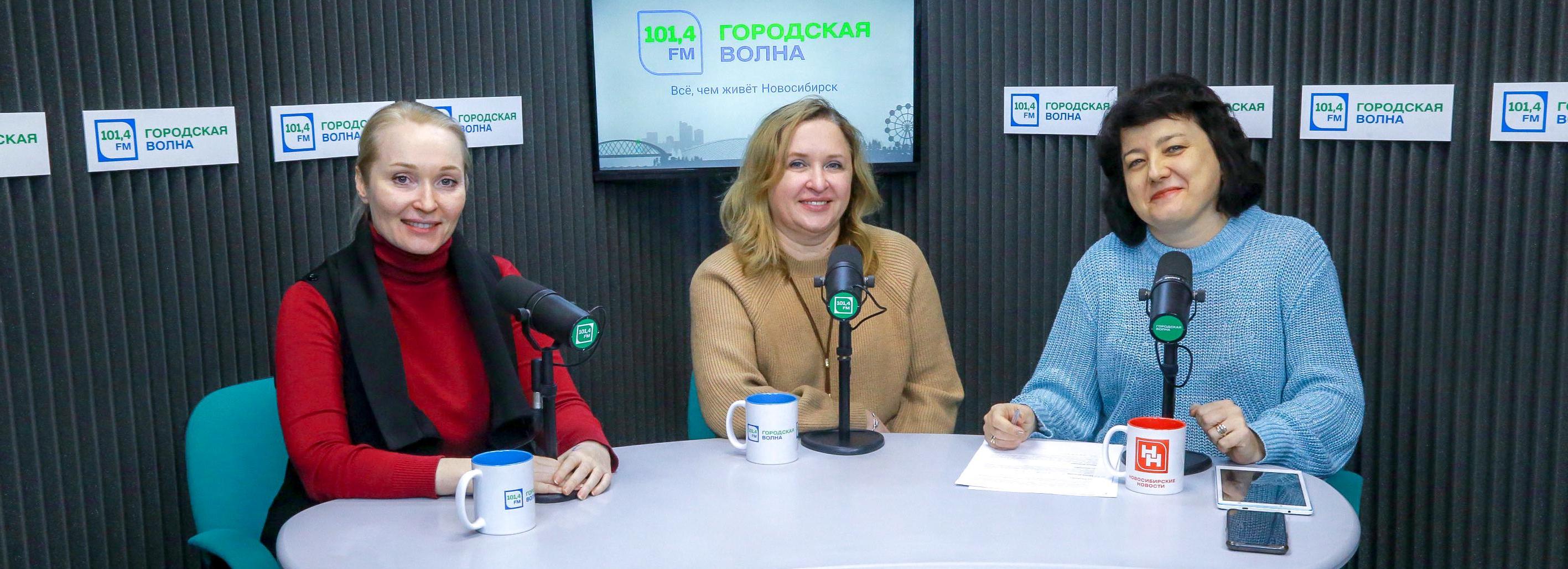 Новосибирцев попросили не кидать ёлки в мусорный бак и сплющивать бутылки