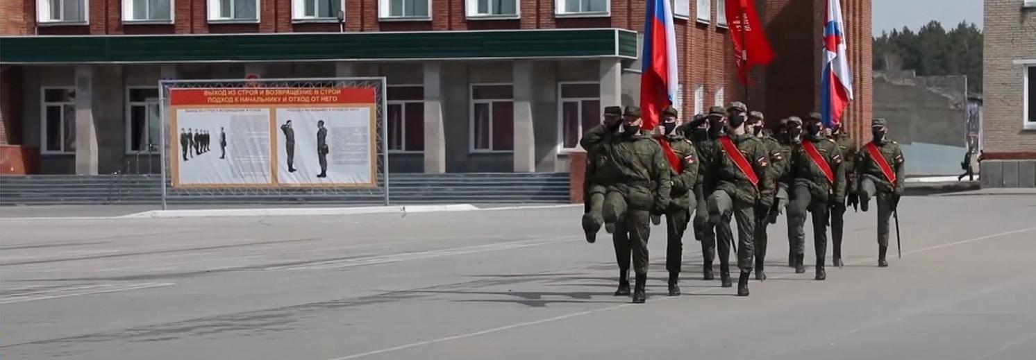 Онлайн-парад для 97-летнего ветерана провели военные в Новосибирске