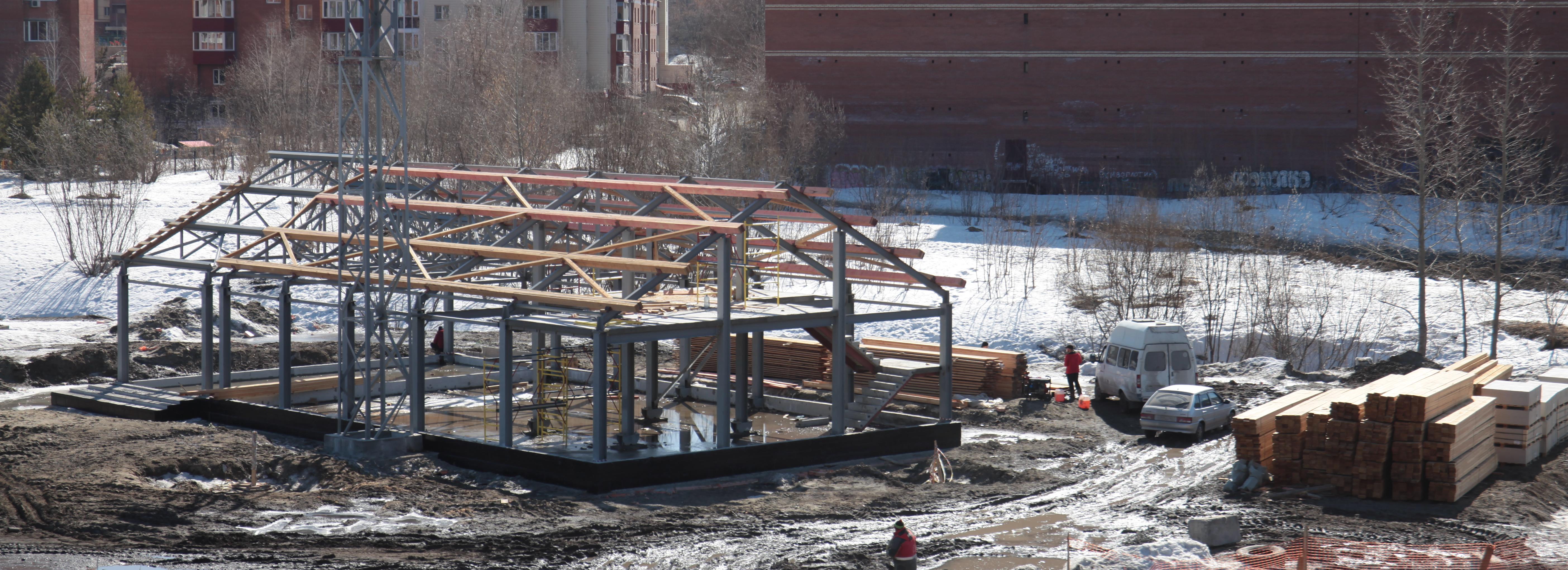 Пешеходные мосты и кирпичный завод строят в парке «Каменка»