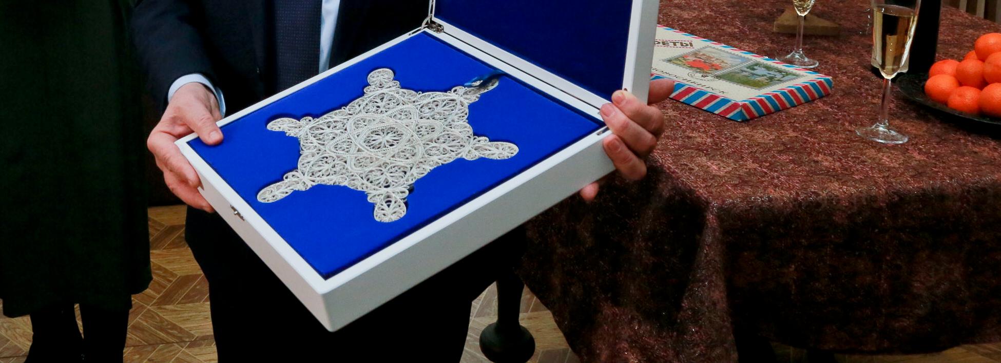 Филигранную снежинку с набережной Оби передали на хранение в музей