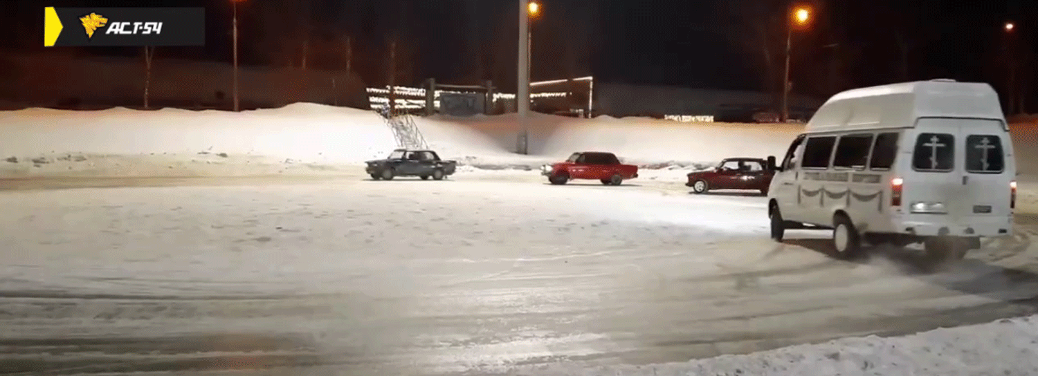 Ритуальный дрифт сняли на видео у ТЦ «Гигант» в Новосибирске