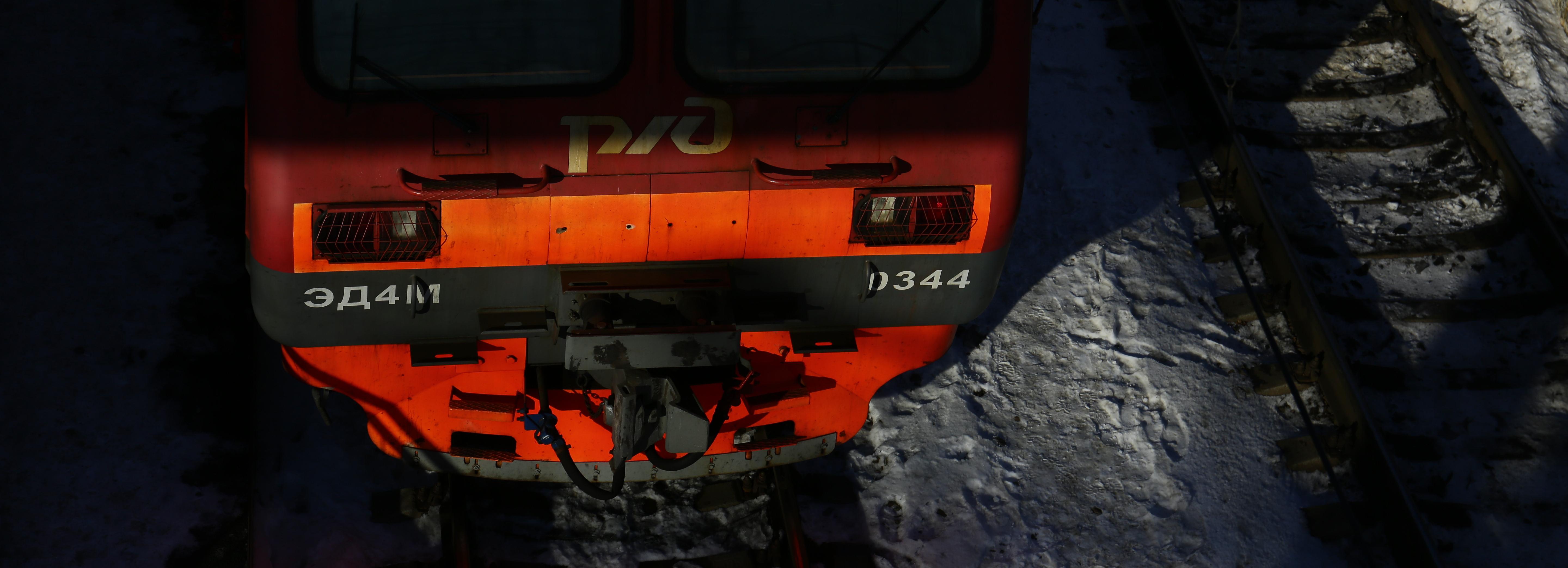 Женщина попала под поезд в Новосибирске из-за зажатой в дверях сумки