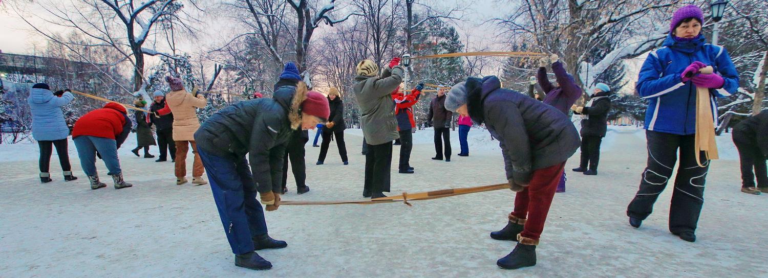 Новосибирцы вышли на утреннюю зарядку в Первомайском сквере