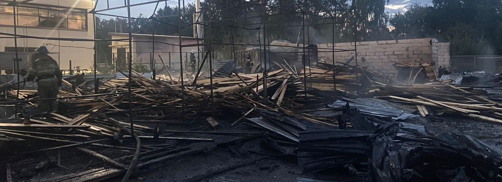 Мужчина погиб при пожаре на складе пиломатериалов в Новосибирске