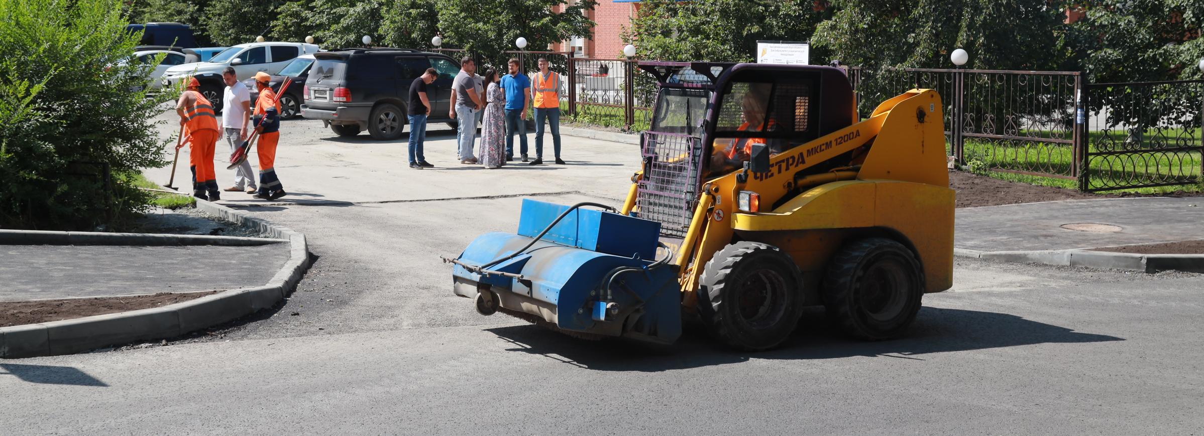 Выдерживающий 40-градусный мороз асфальт кладут на улице 25 лет Октября