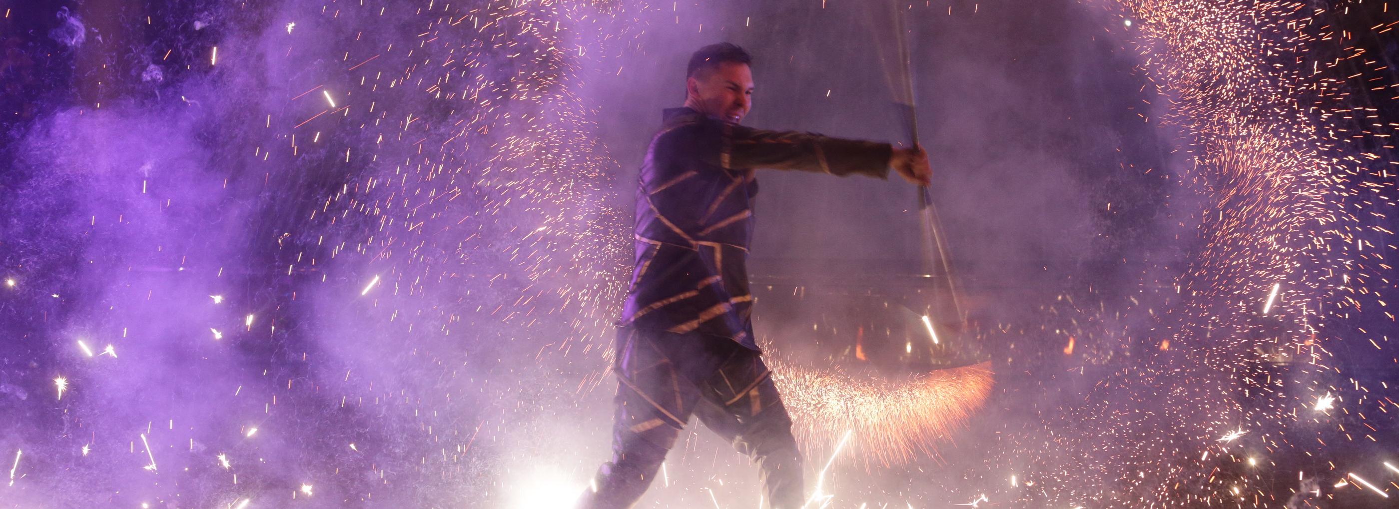 Афиша выходных: гаражка в Маяковском, огненное шоу и дог-фест в МЕГЕ