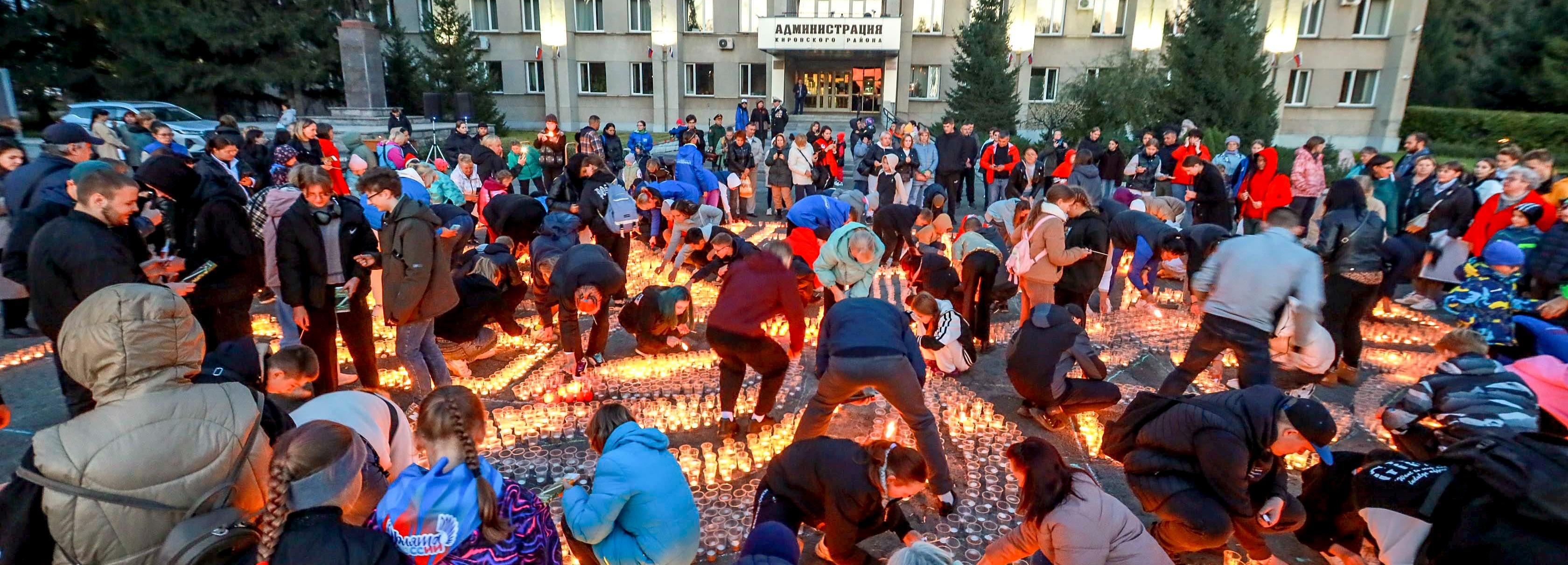 Картину в память о Второй мировой выложили свечами новосибирцы