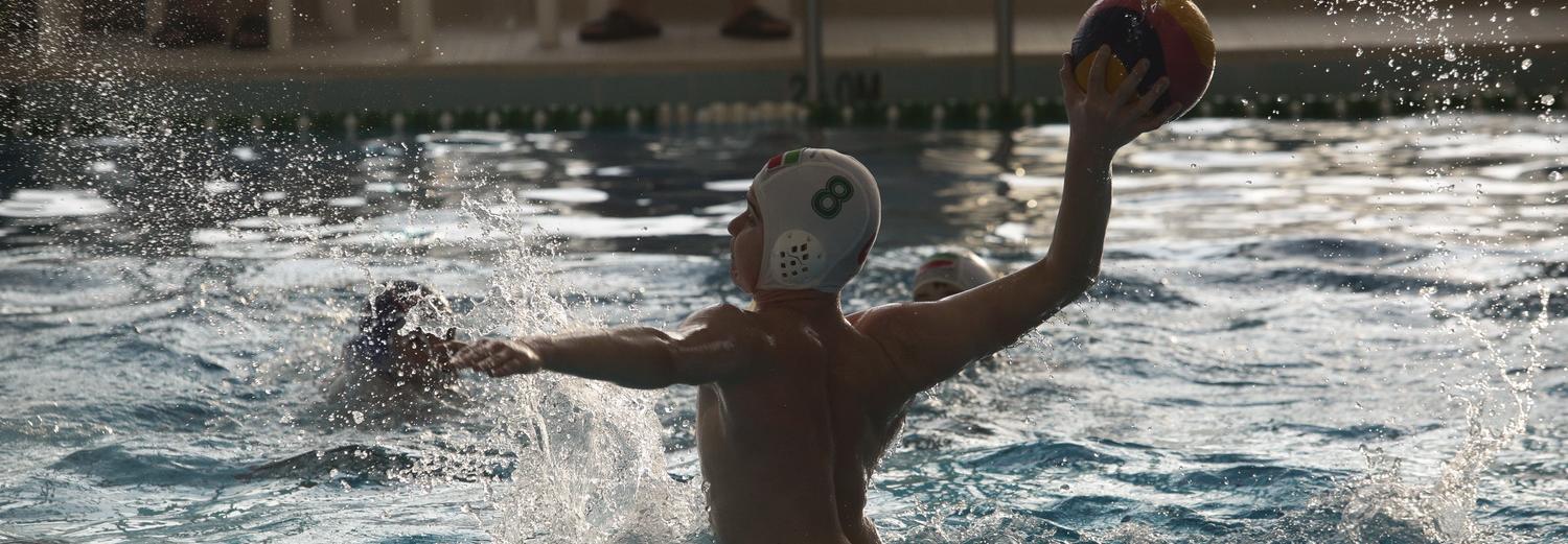 Удержаться на плаву: новосибирцы принимают турнир по водному поло