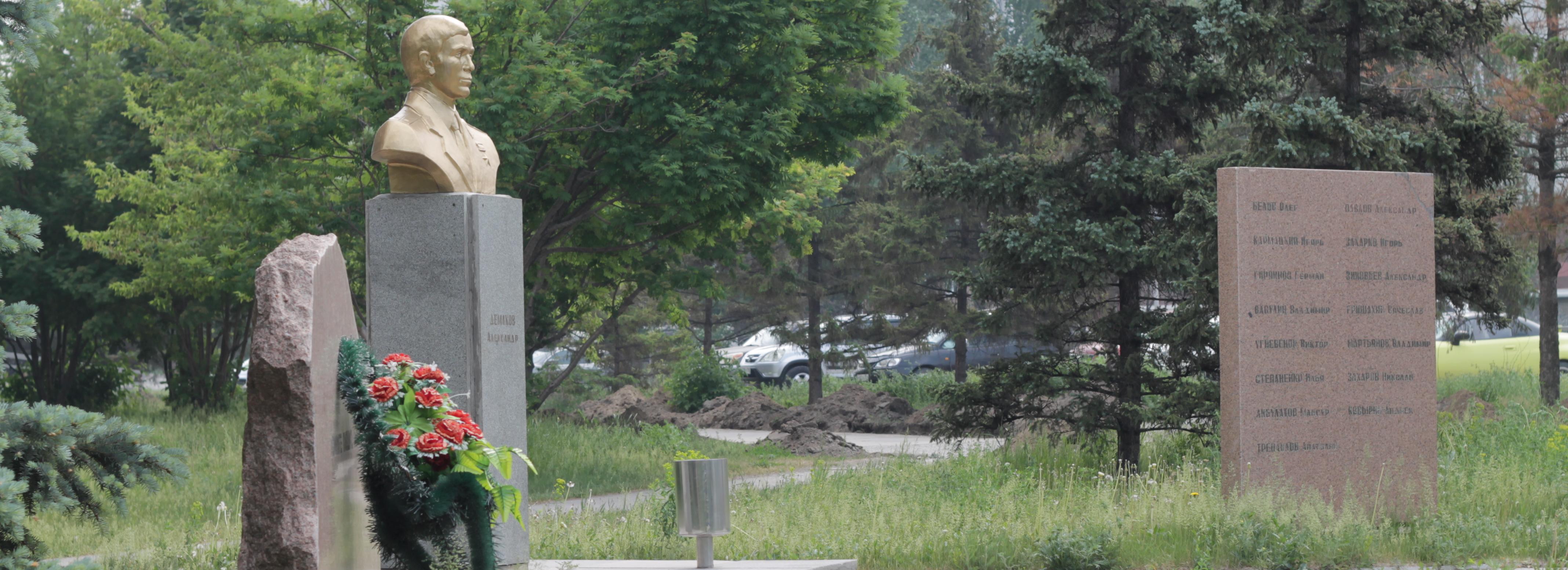 Памятную плиту из сквера на Демакова забрали на реконструкцию