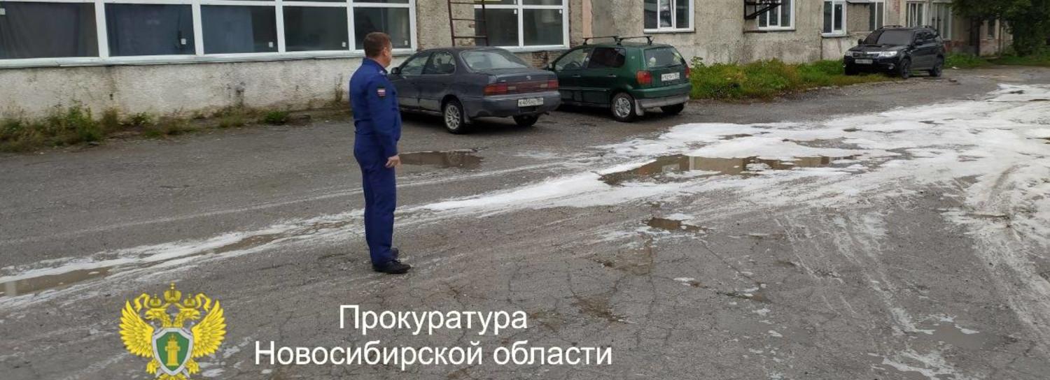 Белая пена разлилась у станции в Искитиме: прокуратура начала проверку