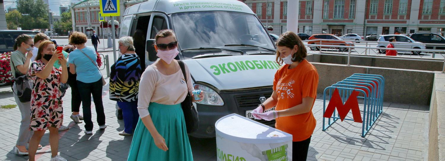 Акция по обмену сладостей на мусор собрала толпу на площади Ленина