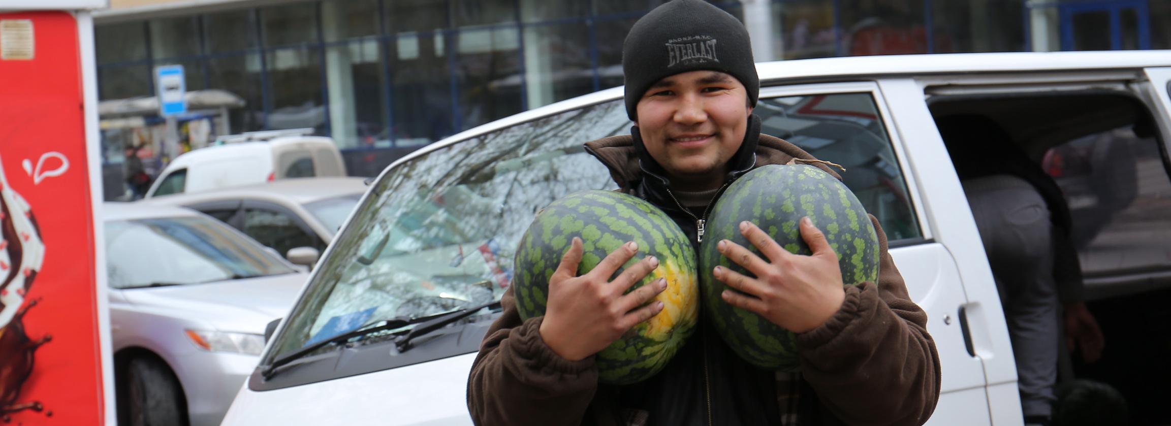 Узбекскую черешню и иранские арбузы начали продавать в Новосибирске