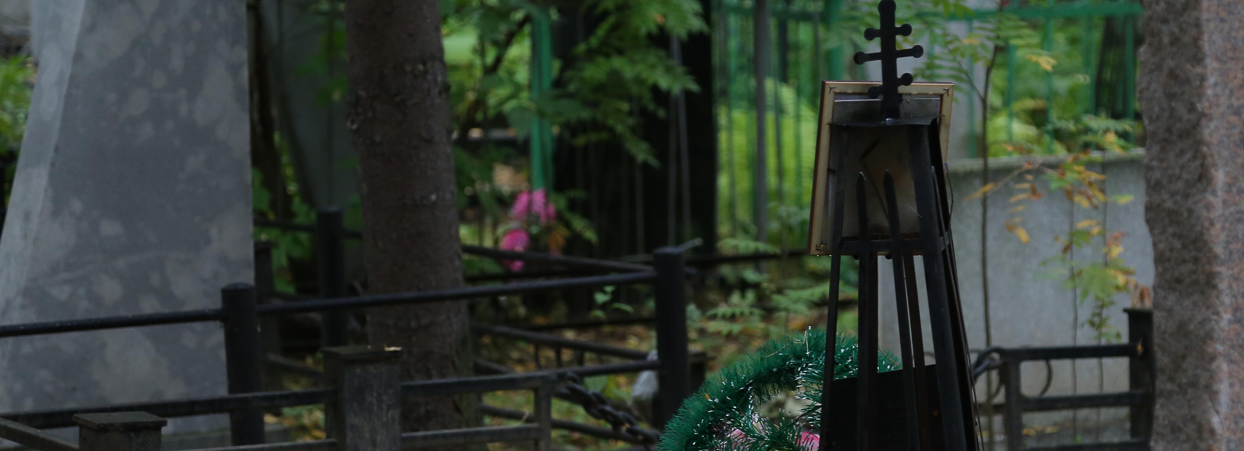 Школьники вырвали из земли надгробия на кладбище под Новосибирском (16+)