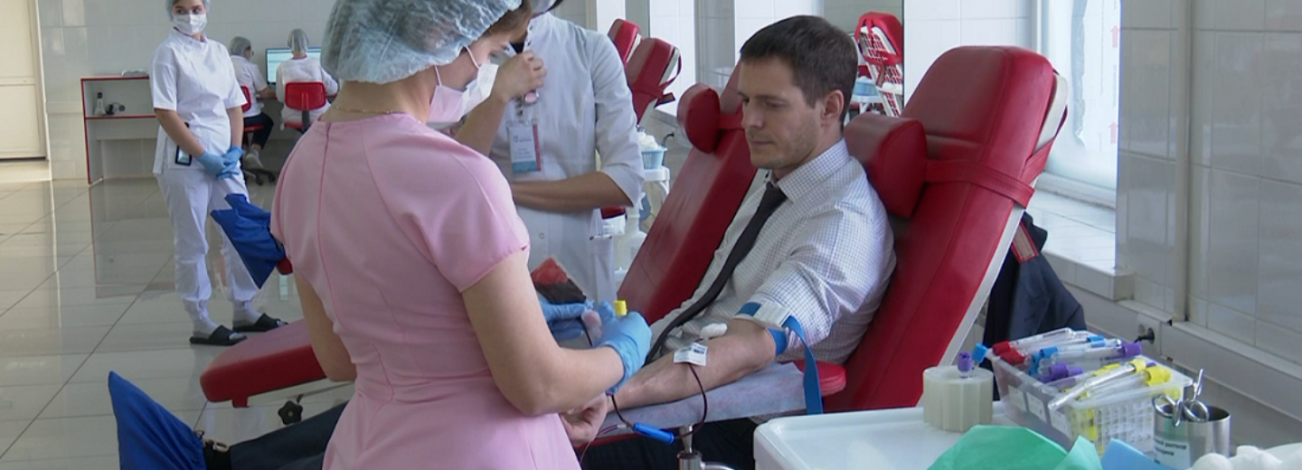 Министр Цукарь сдал кровь на акции «IT-донор» в Новосибирске