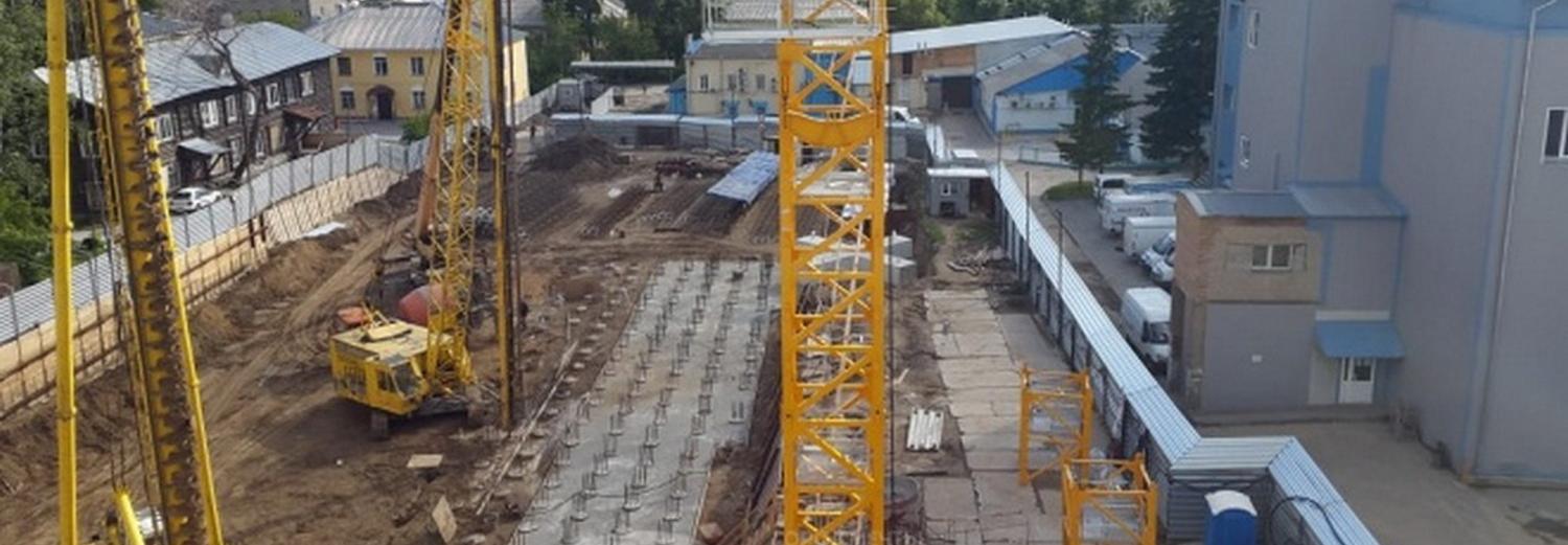 На Добролюбова вырыли котлован под 25-этажку с колясочными