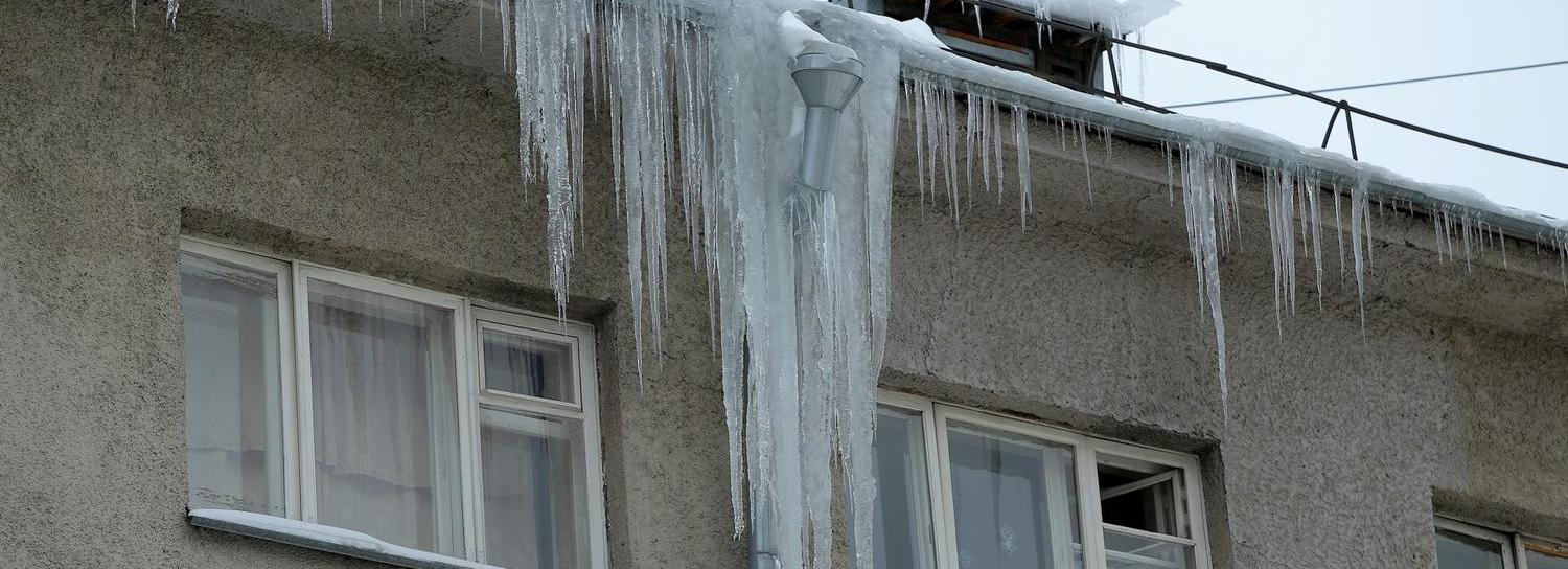 В Новосибирске завели уголовное дело после падения льда на голову ребёнка