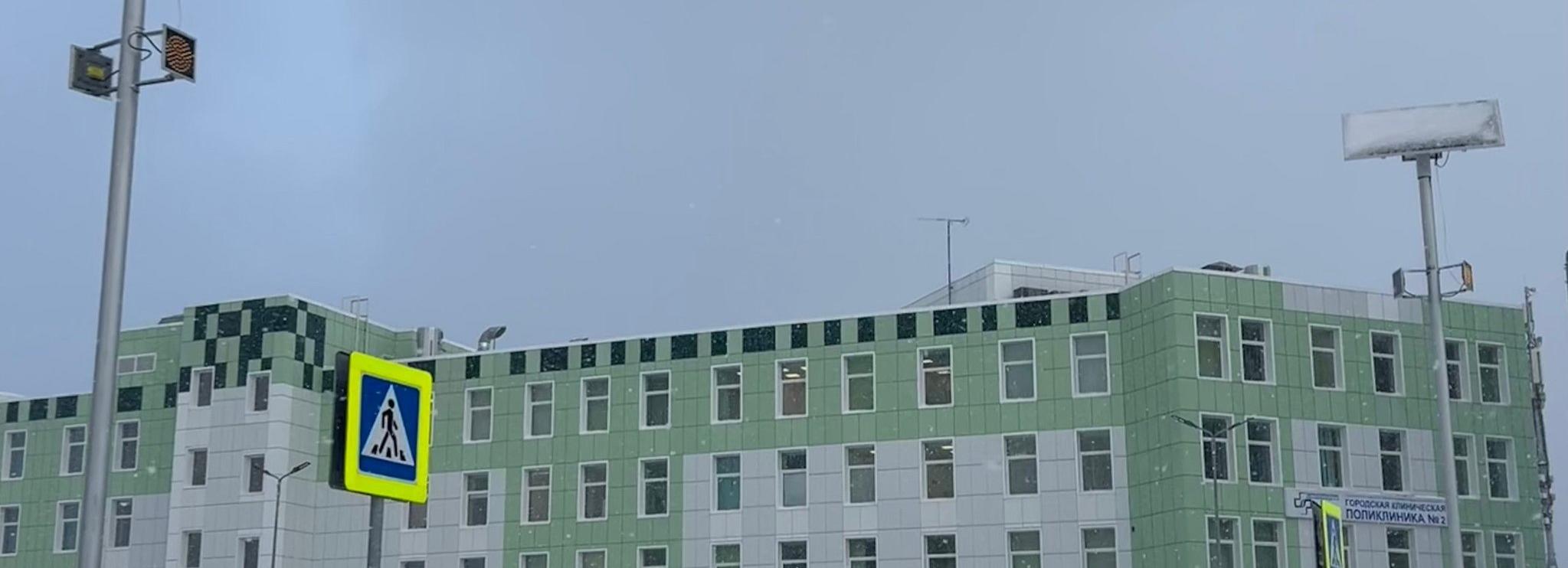 Светофор на солнечной батарее появился у поликлиники на Плющихинском