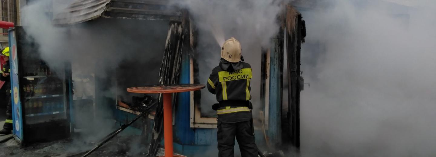 Вспыхнул ларёк с беляшами и барбершопом на площади Маркса