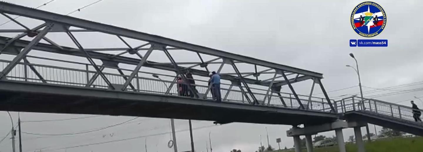 С моста на Ватутина сняли перелезшего через перила мужчину