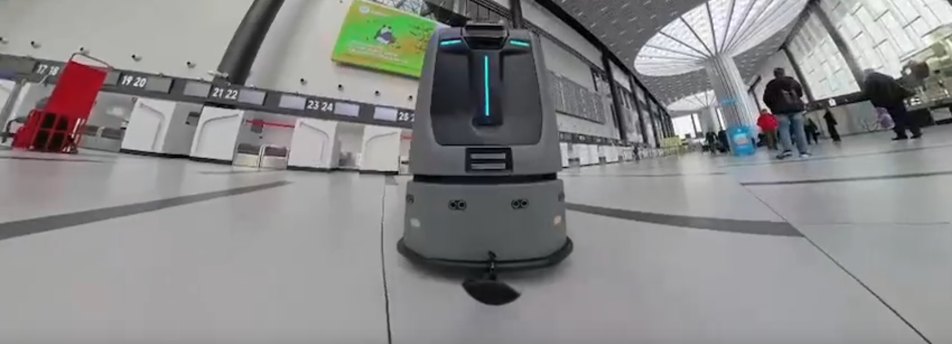 Робот-уборщик начал наводить чистоту в новосибирском аэропорту Толмачёво