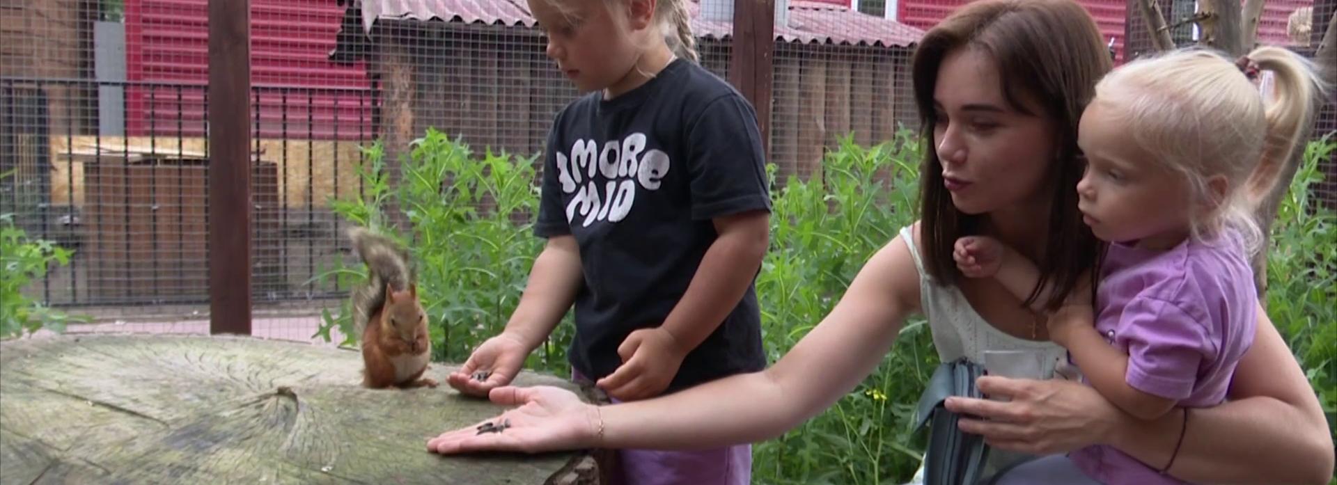 Кормить зверей и проводить экскурсии помогают юннаты частному зоопарку