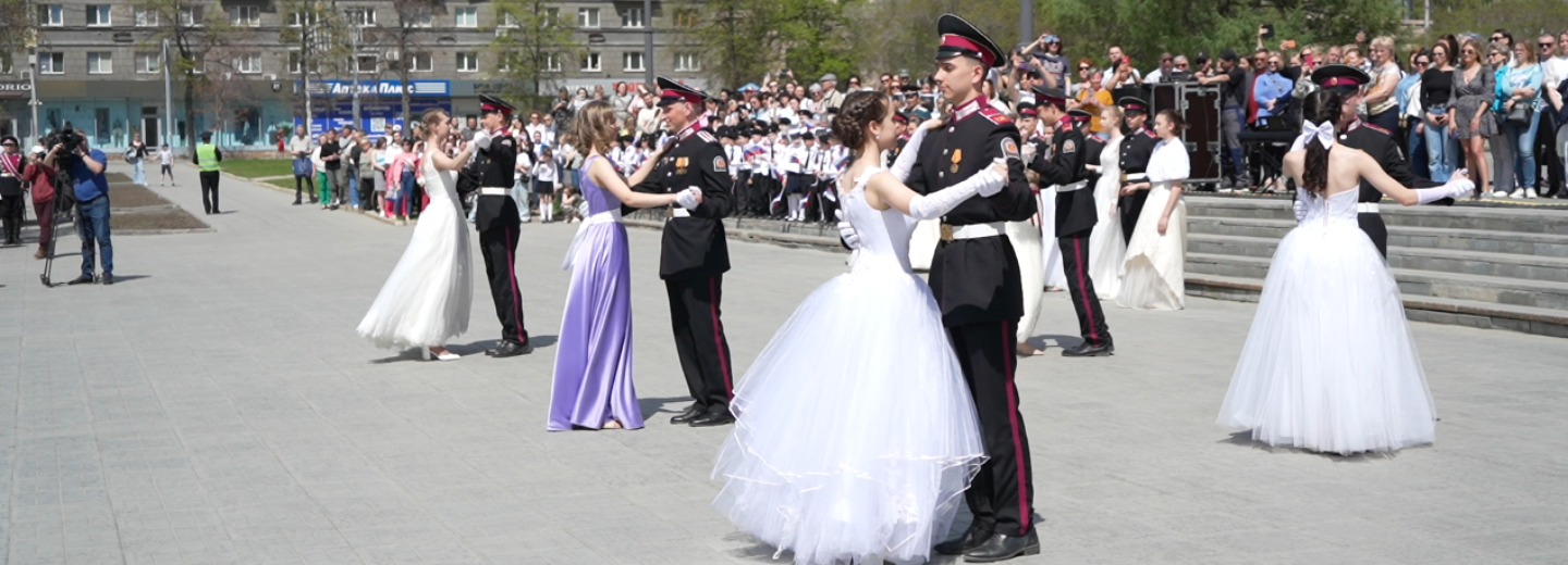 Парад кадетов и танцы с сударынями устроили в Театральном сквере