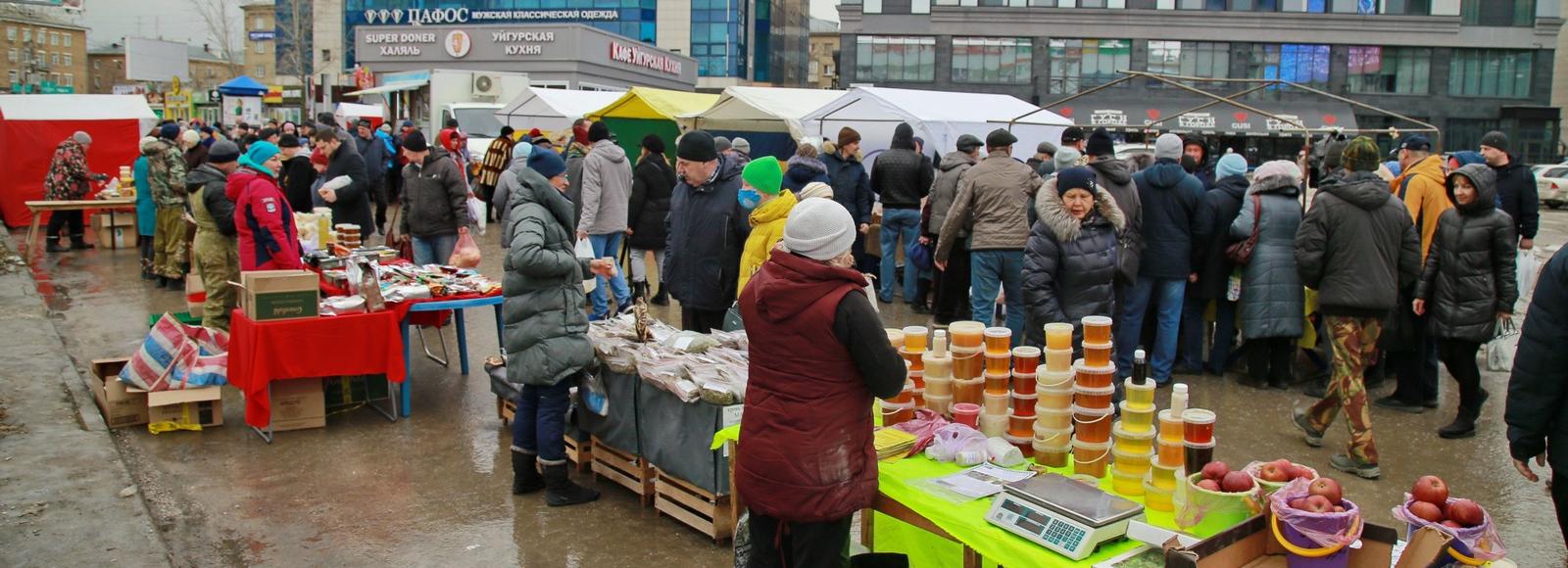 Новосибирцы расхватали яйца и картошку на ярмарке у ГУМа