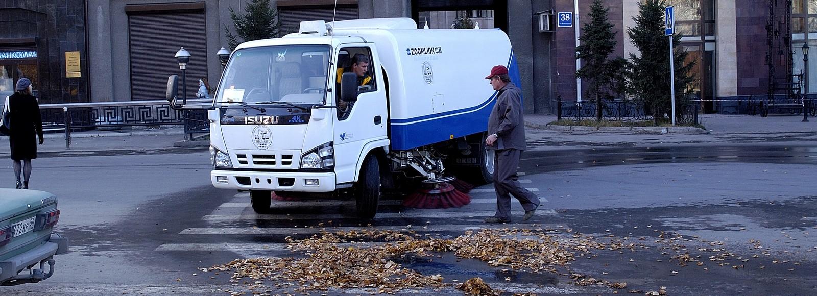 425 тонн смёта и грязи вывезли с улиц Новосибирска за сутки