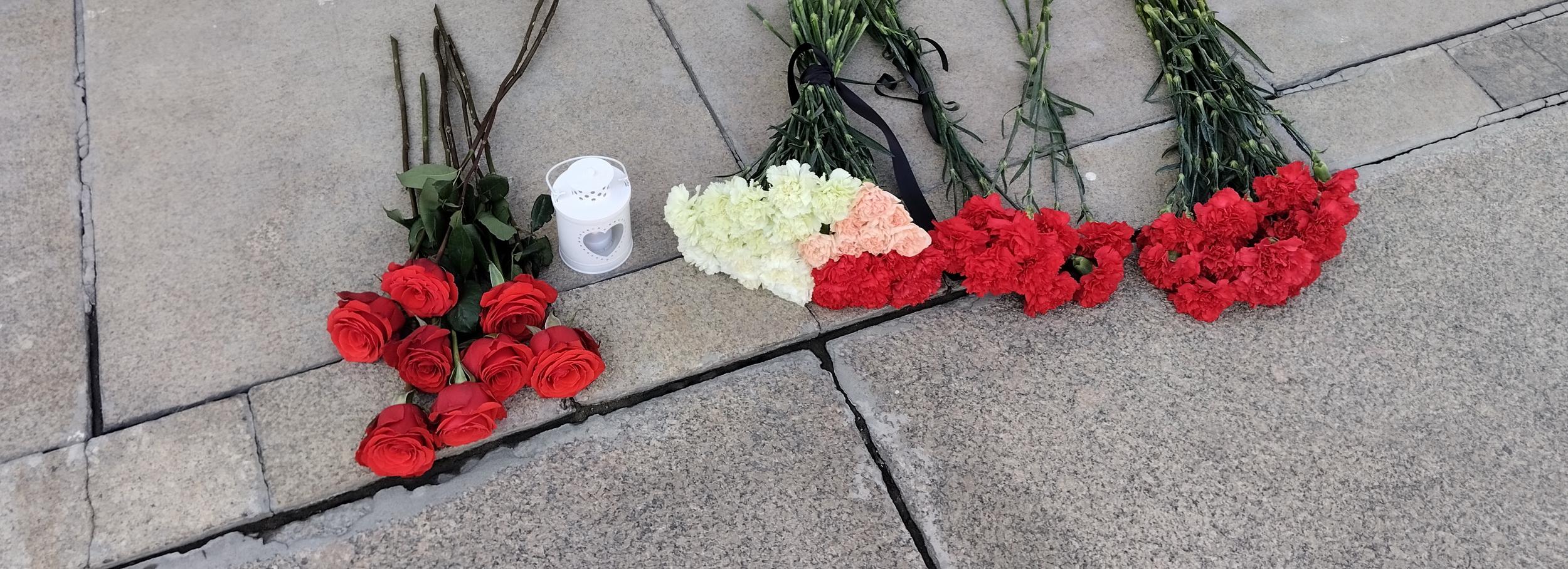 Новосибирцы несут цветы к часовне на Красном проспекте