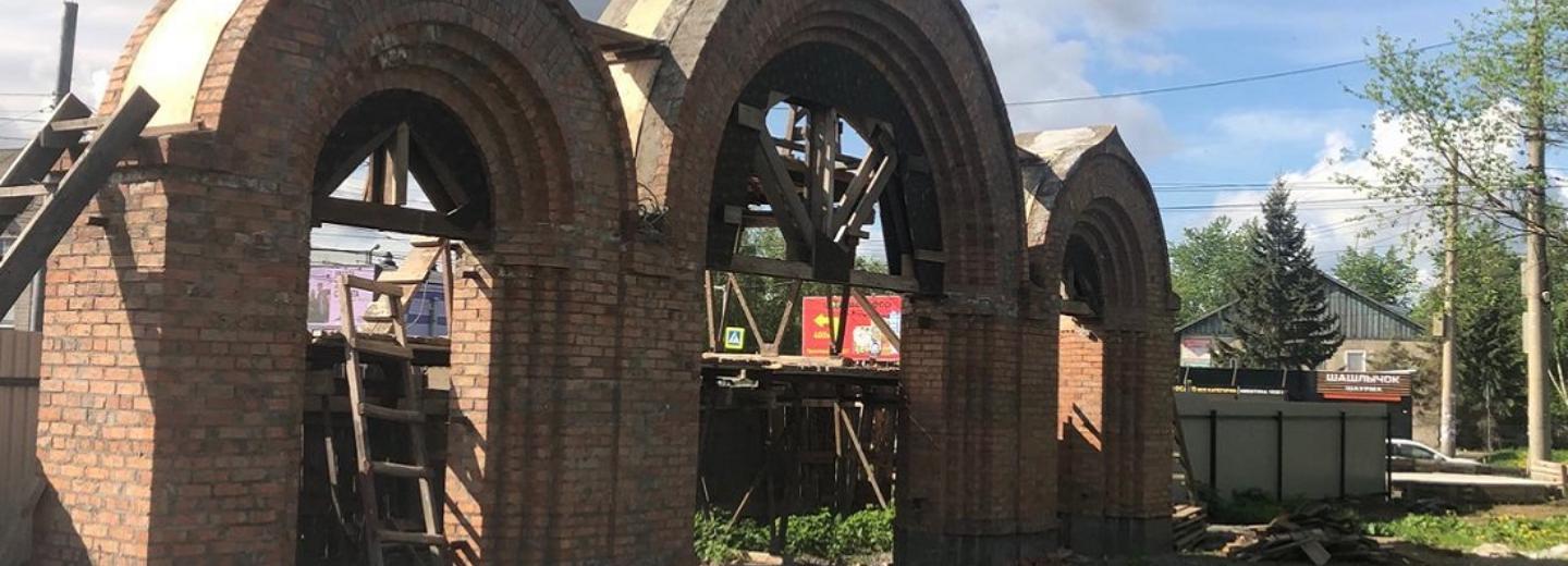 Ворота в древнерусском стиле возвели в сквере Героев Донбасса на Воинской