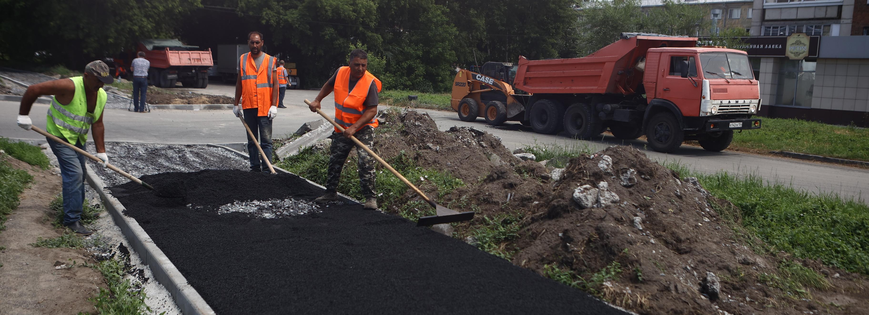 Тротуар укладывают на месте «народной тропы» к остановке «Кирзавод»
