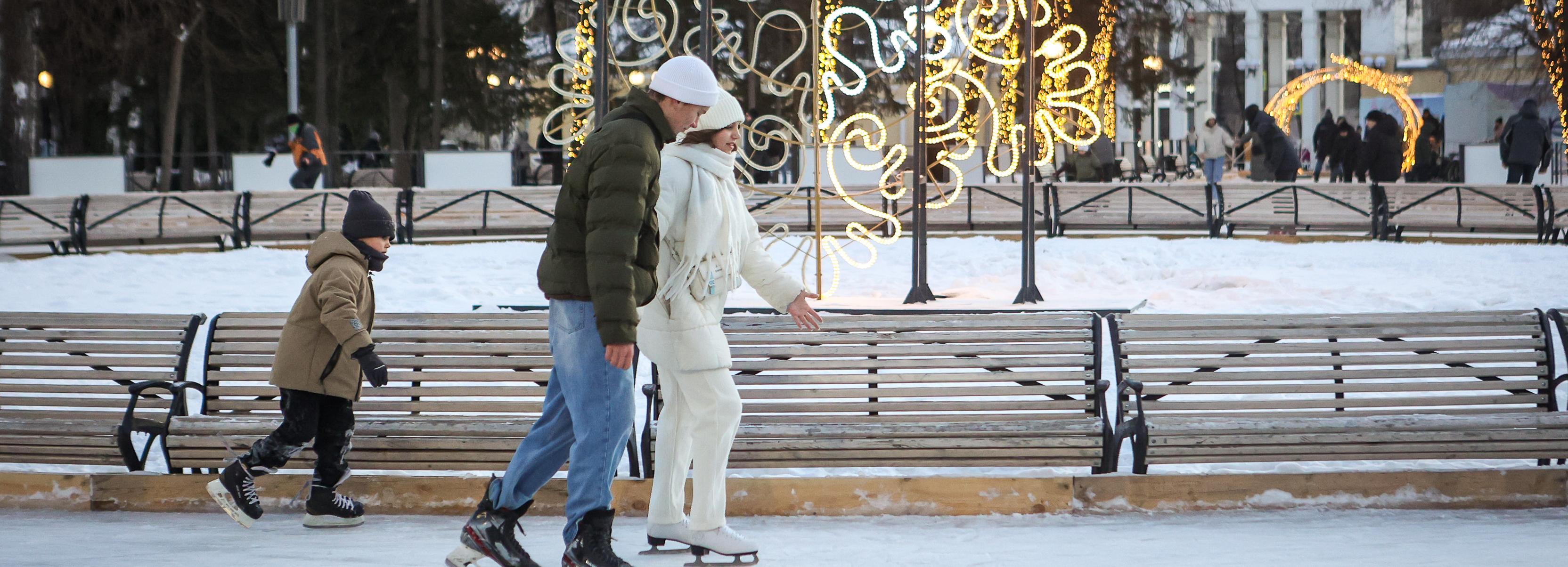 Главный каток Новосибирска начали монтировать в Центральном парке