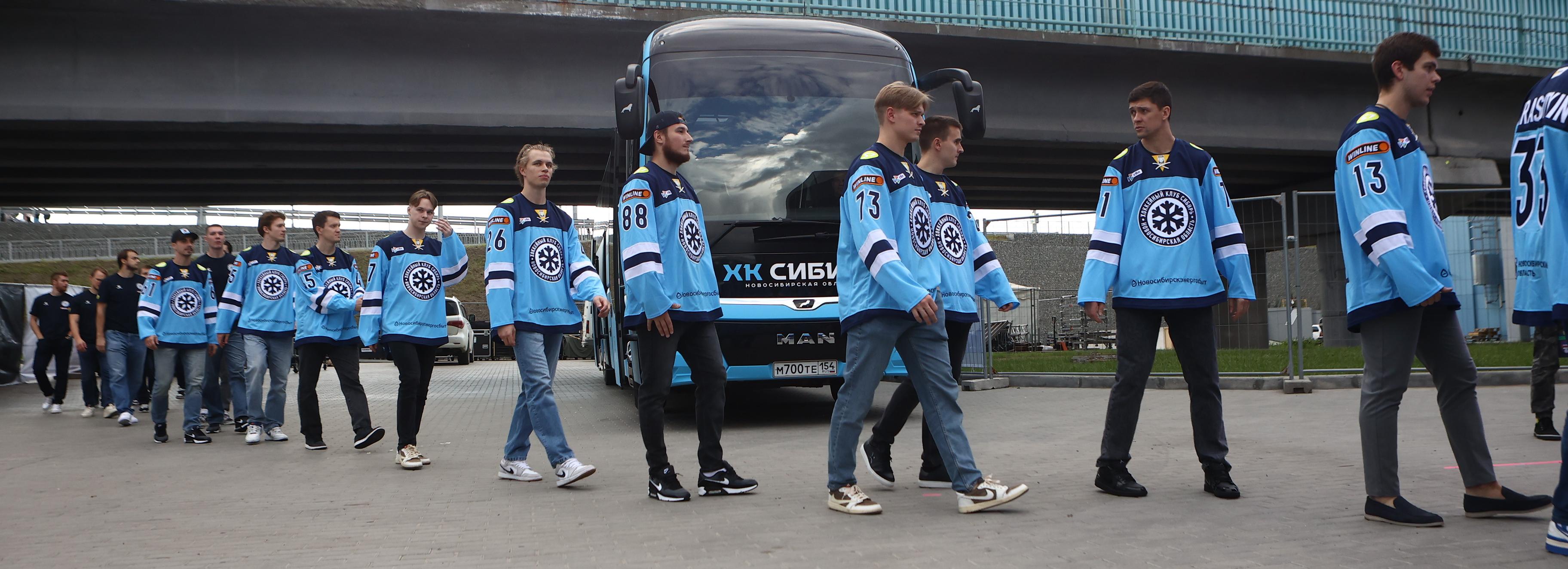 Мэр Кудрявцев посетил День болельщика хоккейной «Сибири»