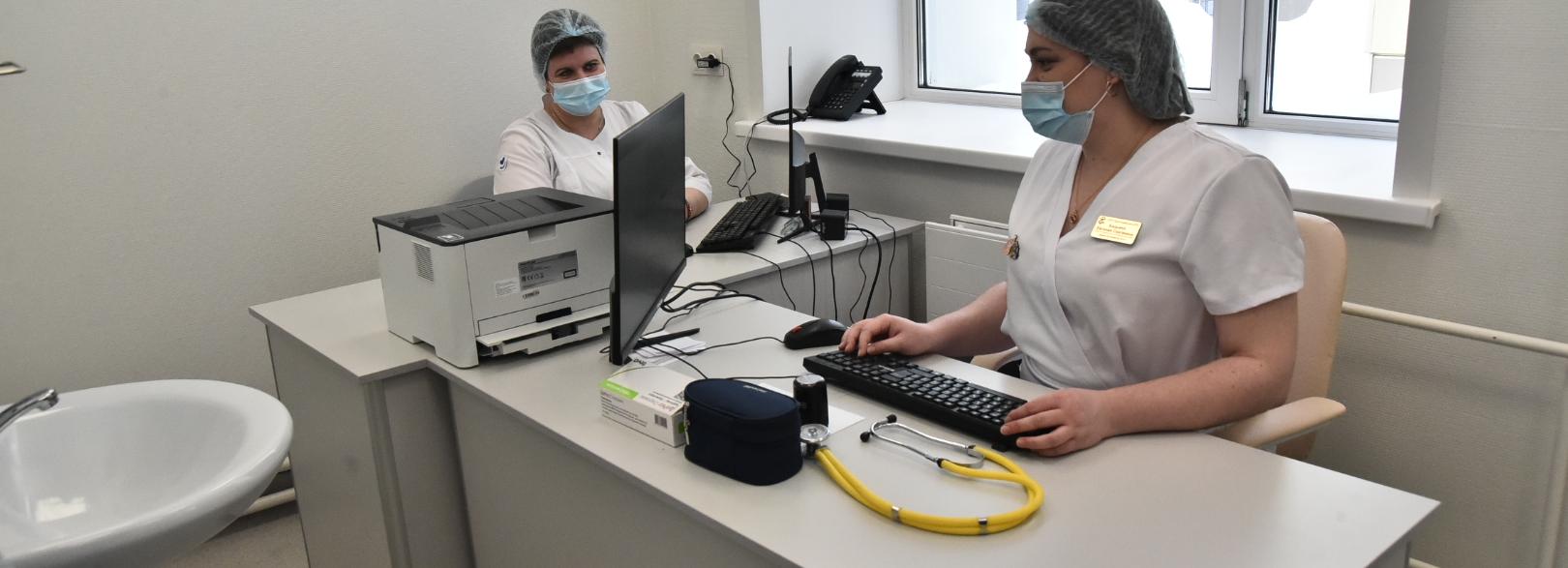 Поликлинику под Новосибирском отреставрировали по проекту «Единой России»