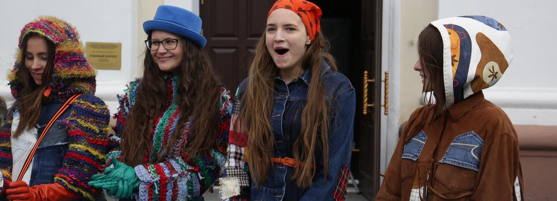 Эпатажные наряды из штор и мусора показали на экодефиле в Новосибирске