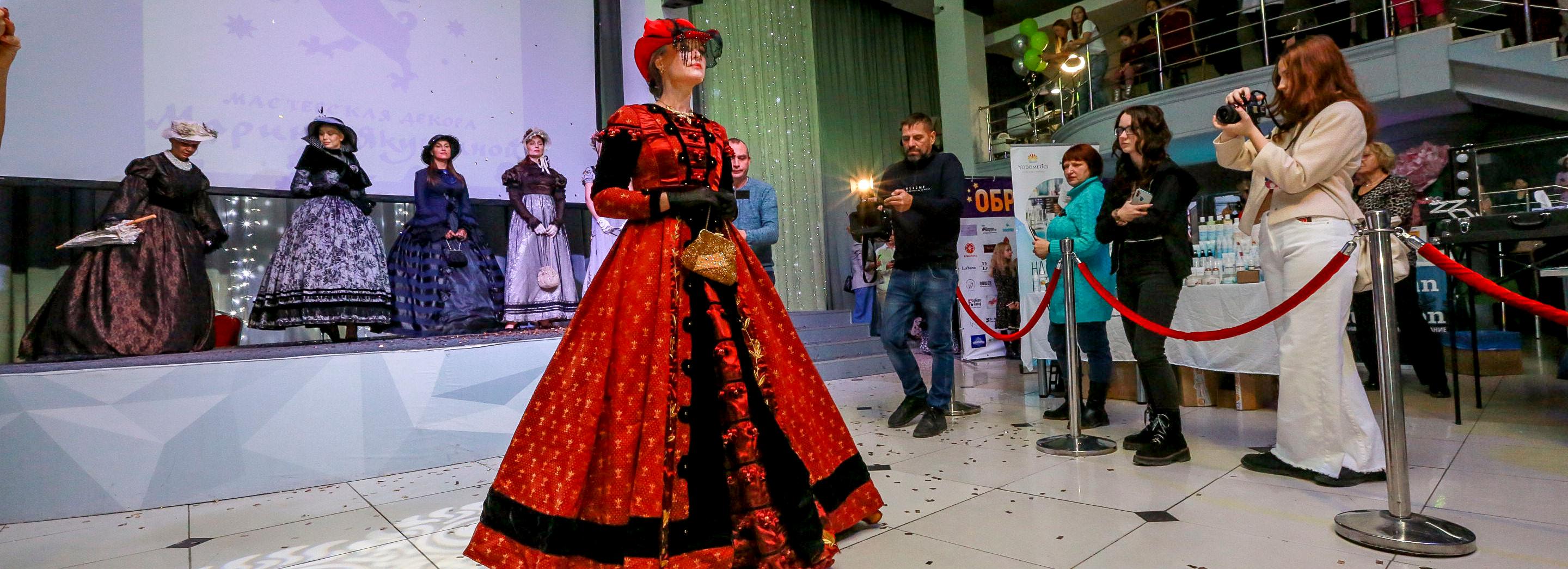 Стрелки, блёстки, чешуя: тренды сезона раскрыли на фестивале «Образ»