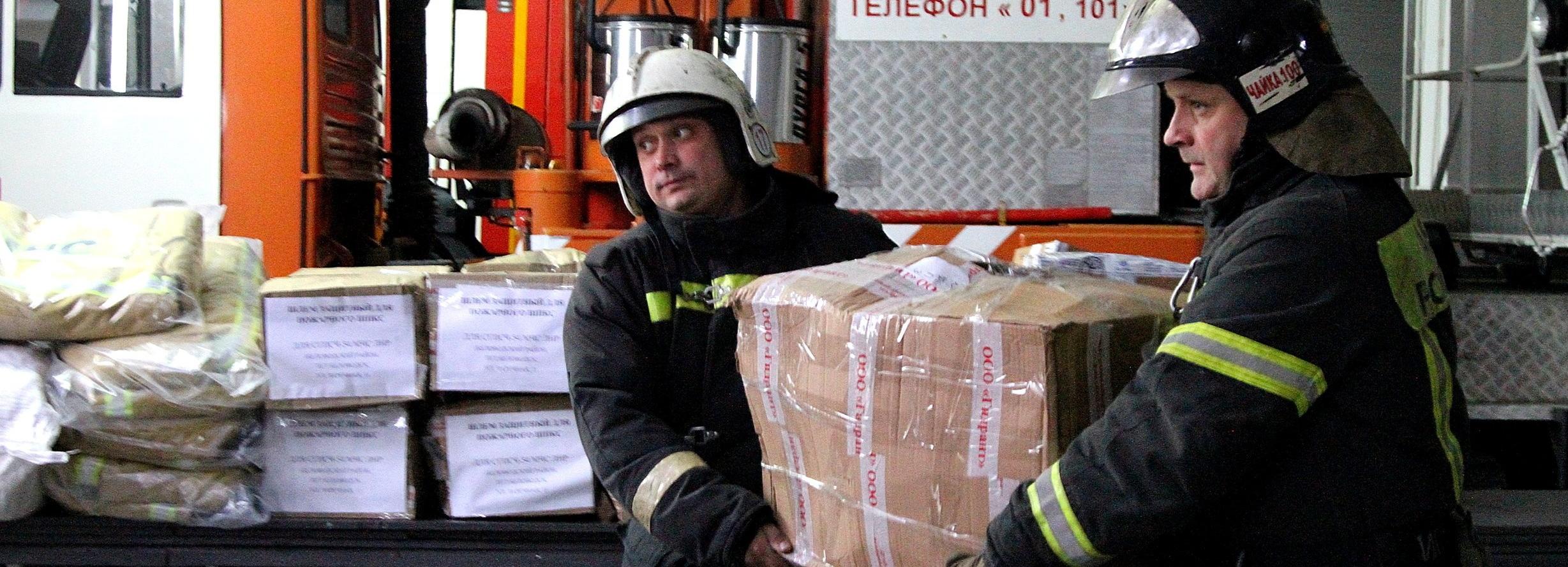 Новосибирские спасатели купили рукава и фонари коллегам из ЛНР