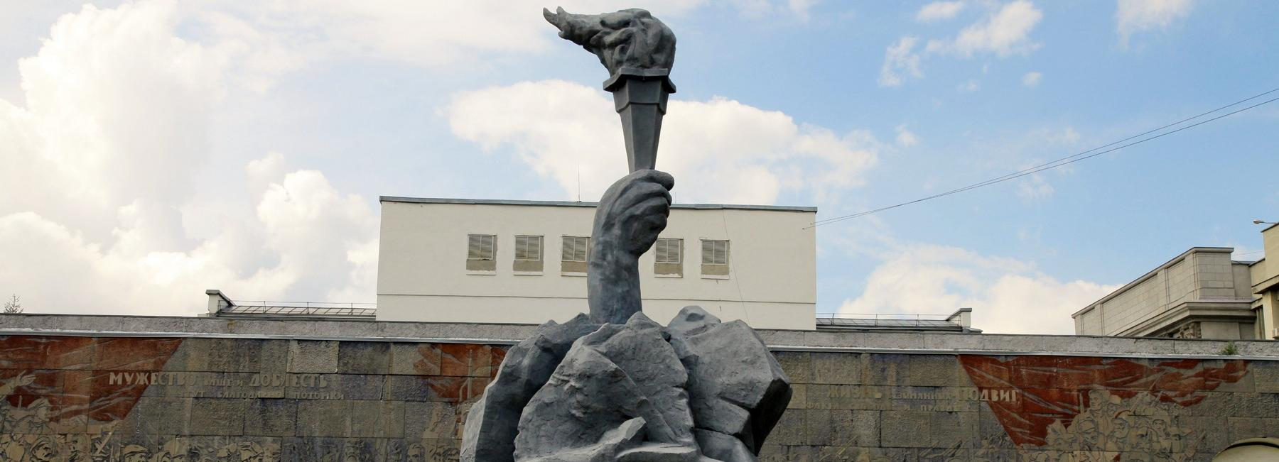 История на каждом шагу: сквер Героев Революции