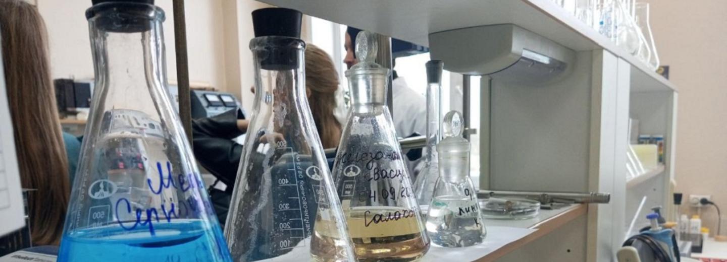 Косметику из живых микроводорослей показали в Академгородке