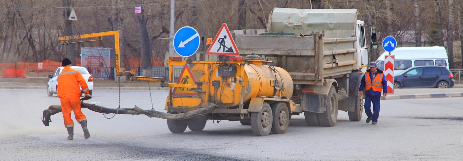 Дорожники взялись за весенние ямы на площади Труда