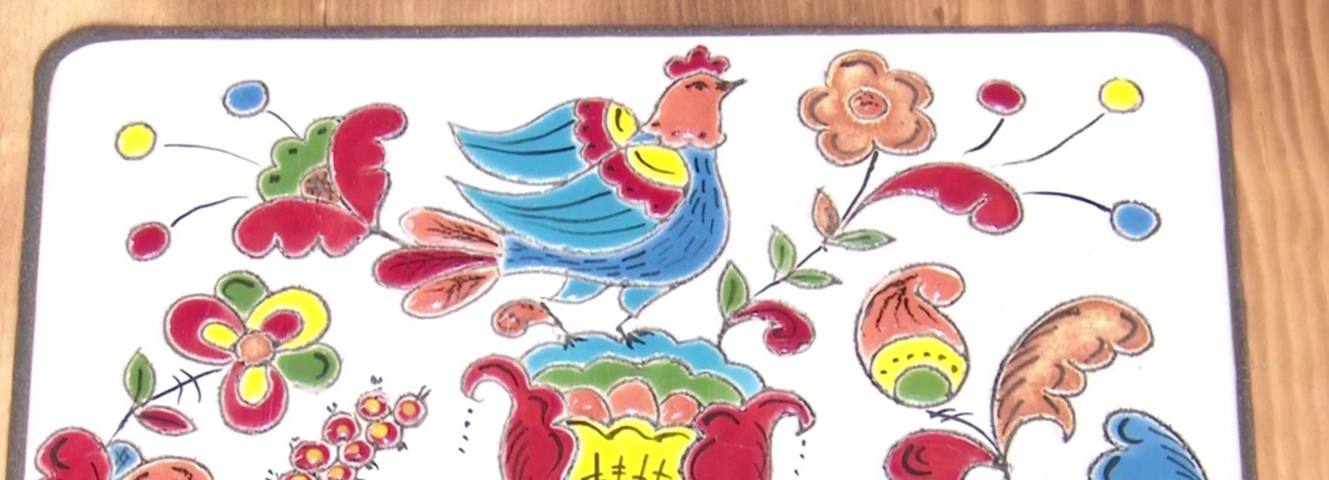 Самобытную посуду с русскими узорами делает семья из Новосибирска