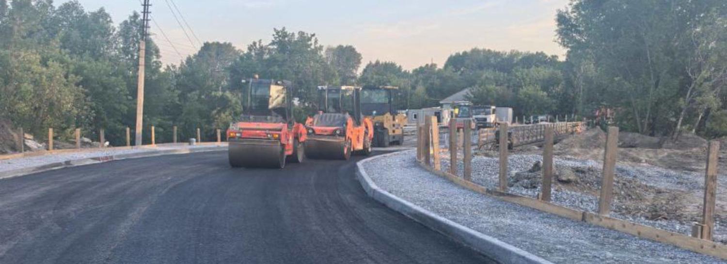На подъездах к временному мосту через Тулу начали укладку асфальта