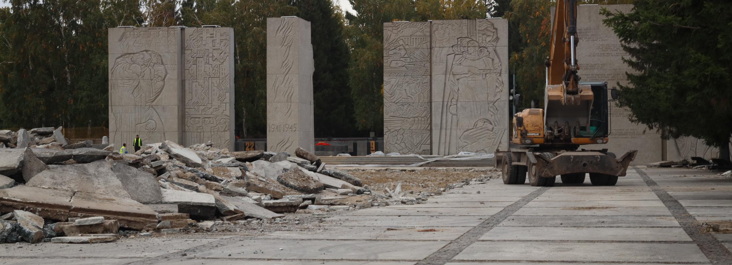 Мэр Кудрявцев проконтролировал замену мозаичных плит на Монументе Славы