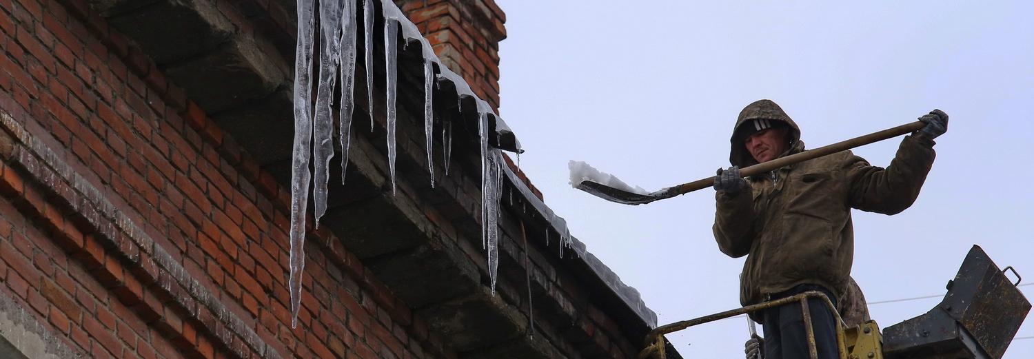 За сосульки и снег в Новосибирске штрафуют бизнесменов