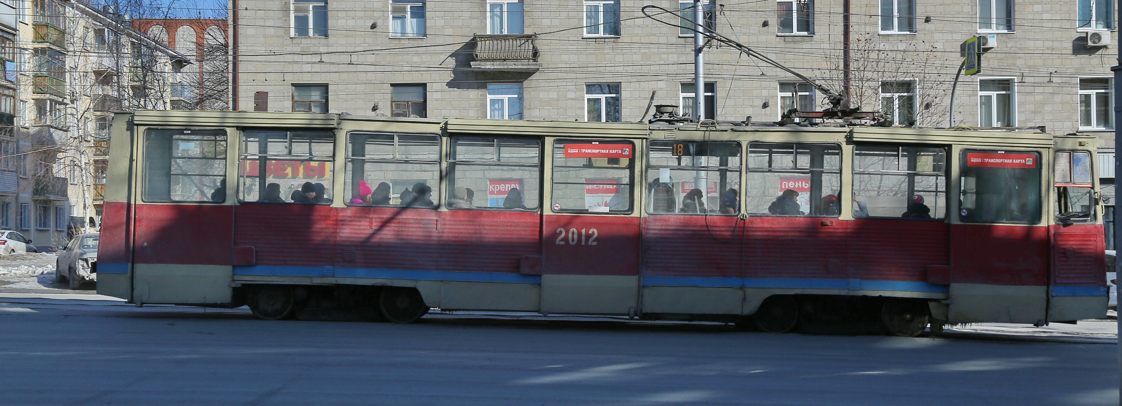 Мэр Новосибирска потребовал отмыть грязные автобусы и трамваи