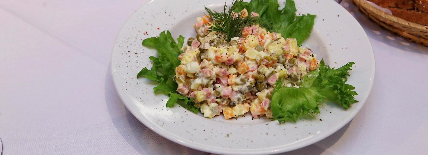 С шампанским и тазиком оливье: новосибирцы останутся дома на Новый год