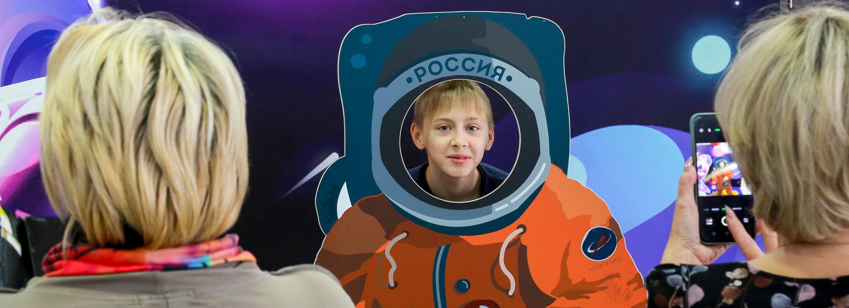 Для приёмных семей из Новосибирска устроили экскурсию по планетарию